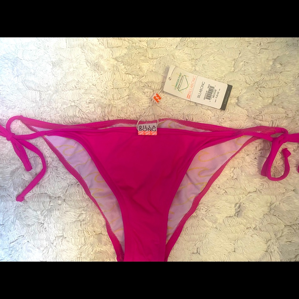 NWT- billabong Bikini bottom w/ rouged back